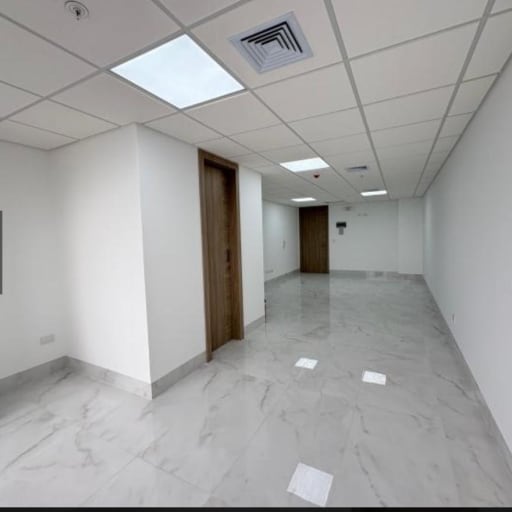 Oficina en alquiler de 43m2 con parqueo, Edificio Millenium, Kennedy Norte ER