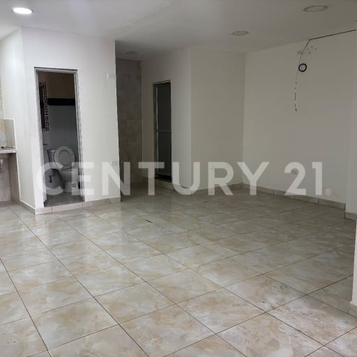 Local 35m² en plaza comercial - Sangolquí - Alto flujo peatonal