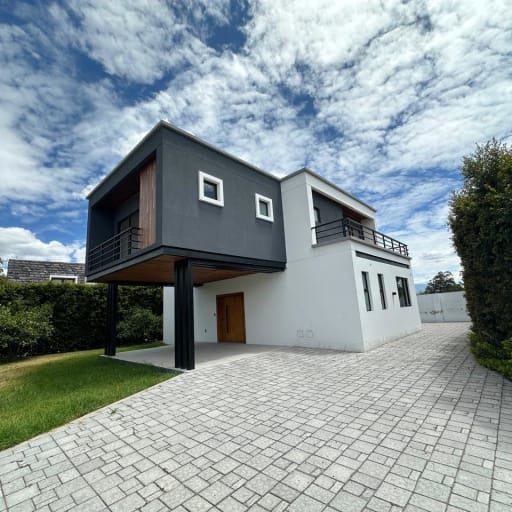 Casa en Venta independiente por estrenar en Puembo, dentro de urbanización privada