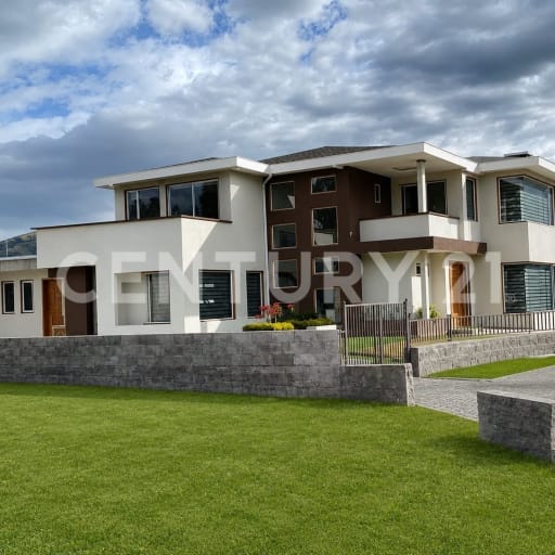 Casa independiente 413m², 4 hab, patio BBQ, 4 parqueaderos