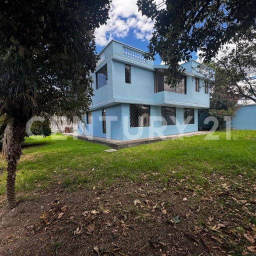Casa familiar en Conocoto - 4 dormitorios y áreas verdes