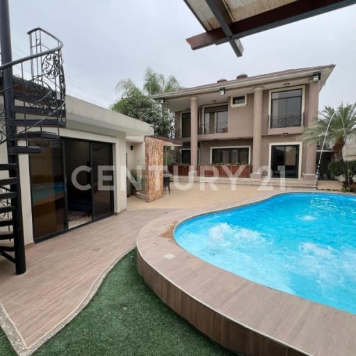 Casa amoblada esquinera en Estancias del Río, Samborondón - 600m²