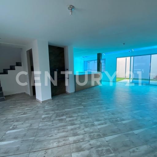 Casa remodelada 215m2 en urbanización segura - 3 dorm.