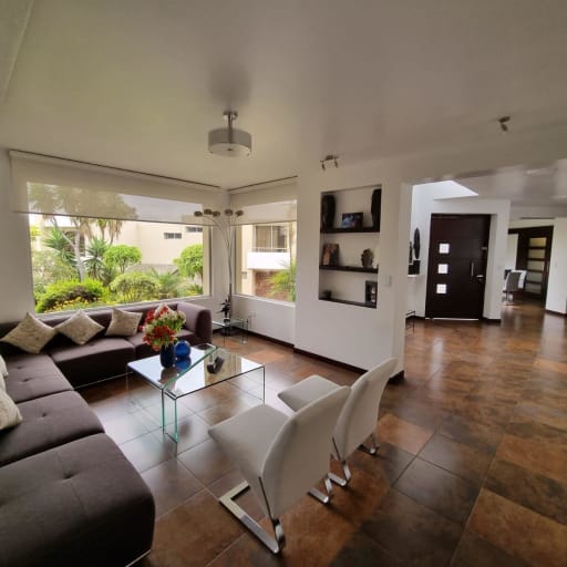 VENTA CASA - 3 DORMITORIOS - ESTUDIO - CUMBAYA