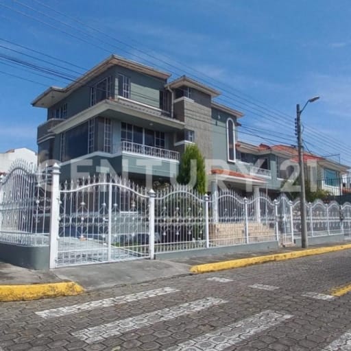 Casa rentera en venta, 2 deptos, 4 parqueaderos, jacuzzi