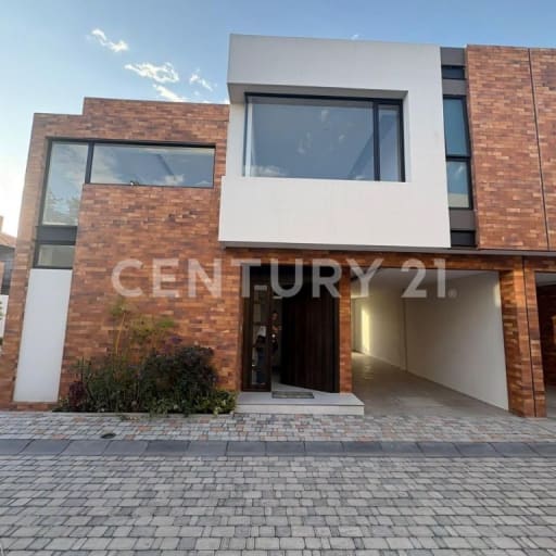 Casa nueva en Puembo con jardín y áreas verdes