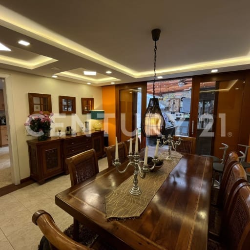 Casa de 3 pisos en Cumbayá, 326m², conjunto cerrado y piscina