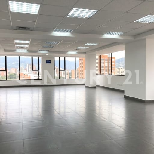 Oficina corporativa en edificio premium con seguridad 24/7