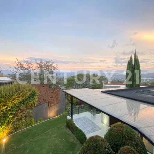 Casa de lujo en Nayón con piscina y jacuzzi