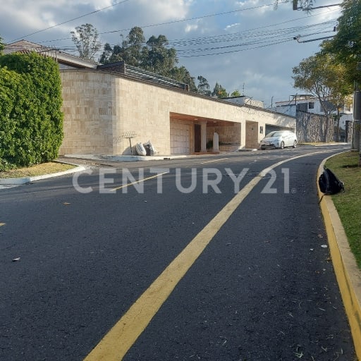 Terreno de 1006 m² en Campo Alegre, ideal para vivienda de lujo
