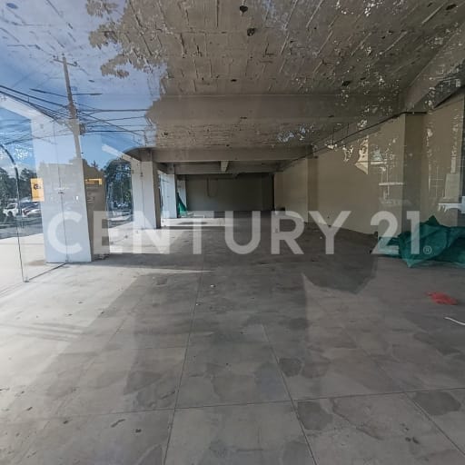 Local comercial 100m² con ventanales y 3 parqueaderos