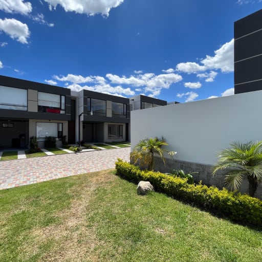 Tumbaco, CASA INDEPENDIENTE en venta con jardín, en exclusivo conjunto C17