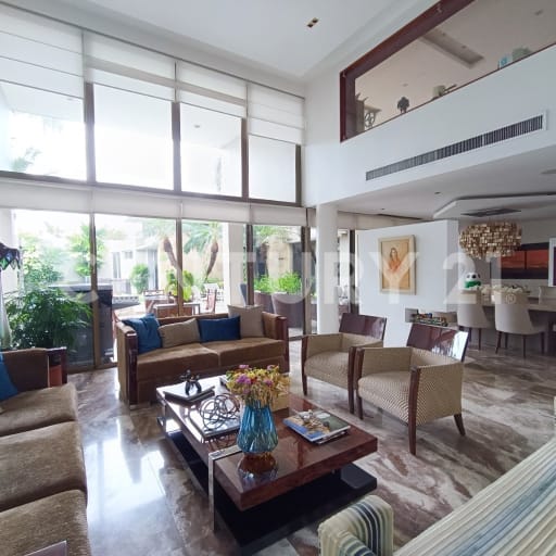 Casa majestuosa en Samborondón - 572 m2 con piscina y 5 dormitorios