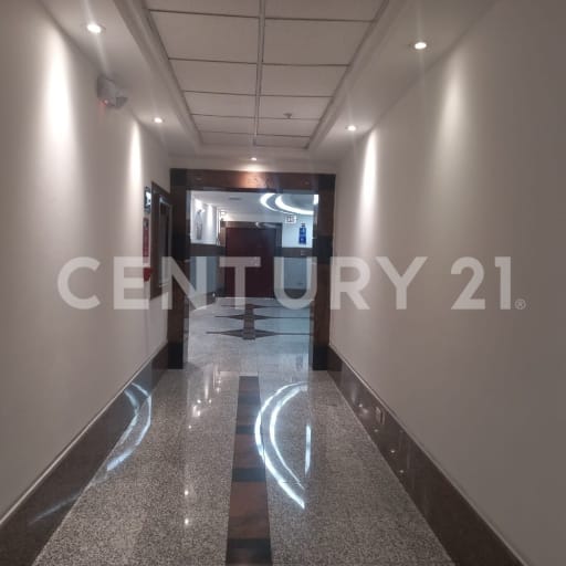 Oficina 142m² en eje corporativo de Quito con 2 parqueaderos