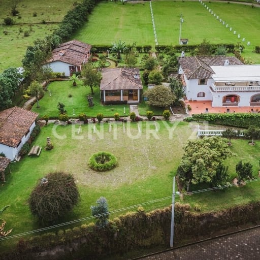 Hostería en Otavalo - 5,812m², cabañas y auditorio