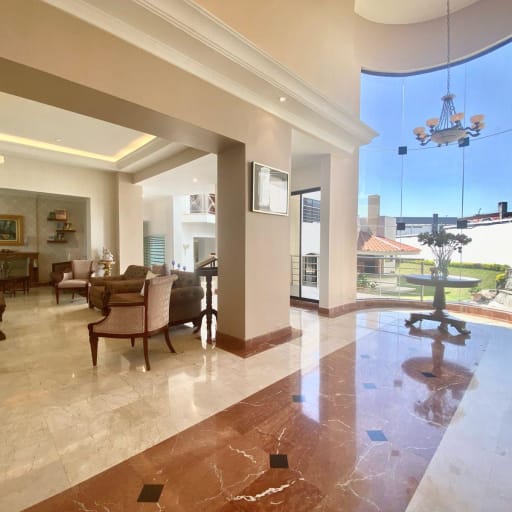 VENTA CASA DE LUJO EN CUMBAYA