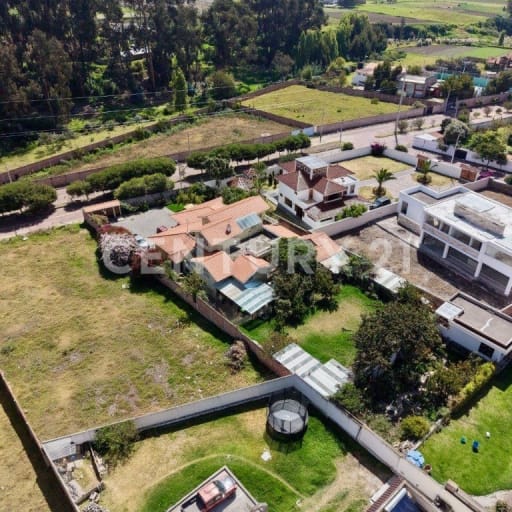 Casa exclusiva de 573m² con cancha, BBQ y 7 dormitorios