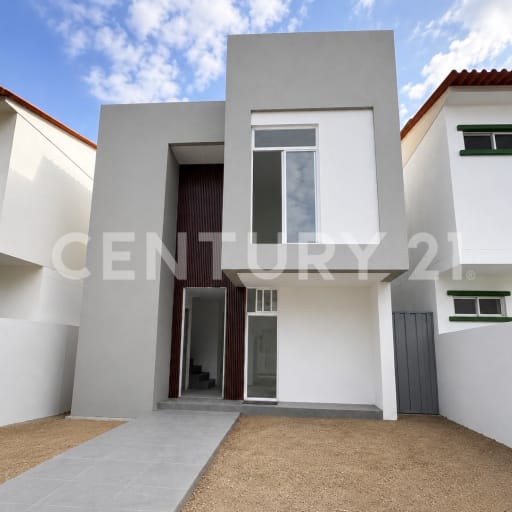 Casa de estreno en Urb. Logare Via Salitre con club social y piscina