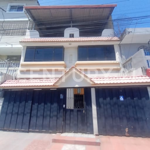 Casa 5 hab, 3 niveles, terraza y garage en Los Jazmines Sur