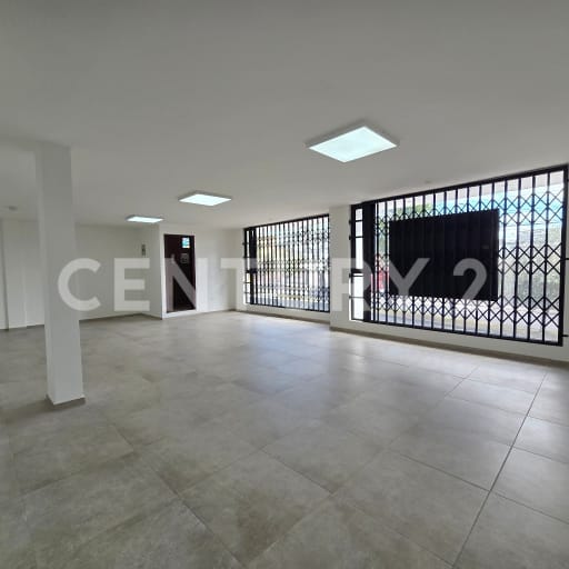 Local comercial en Av. República, 60 m² con vista frontal
