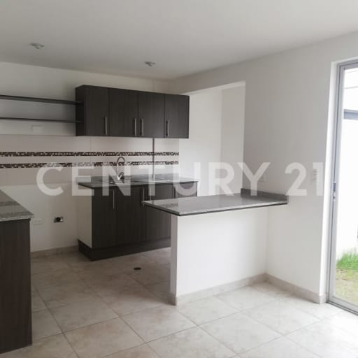 Casa estreno en Alcázar: 3 niveles, piscina y gimnasio
