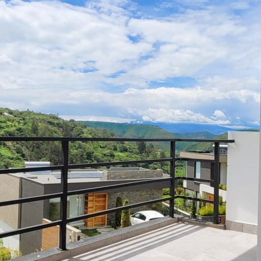 VENTA CASA 3 DORMITORIOS 182 m² conjunto privado, Alta vista de Nayón. G.Be_Aqt.