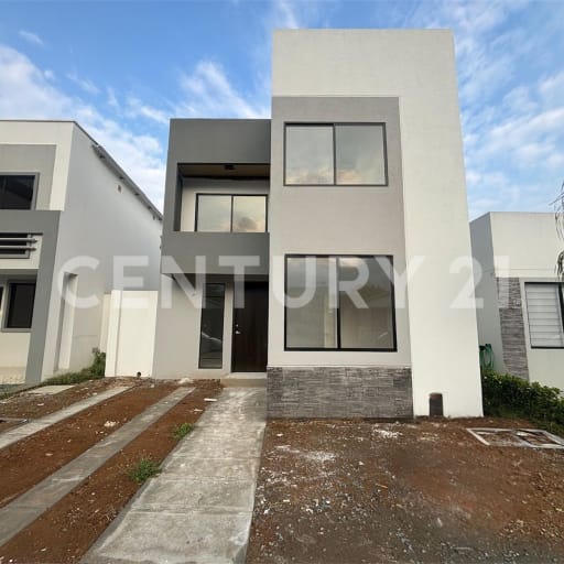 Casa en venta con 3 dormitorios y piscina en urbanización con amenities