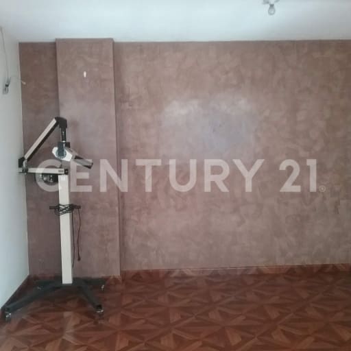 Oficina en Cotocollao: 2 ambientes y parqueadero cubierto
