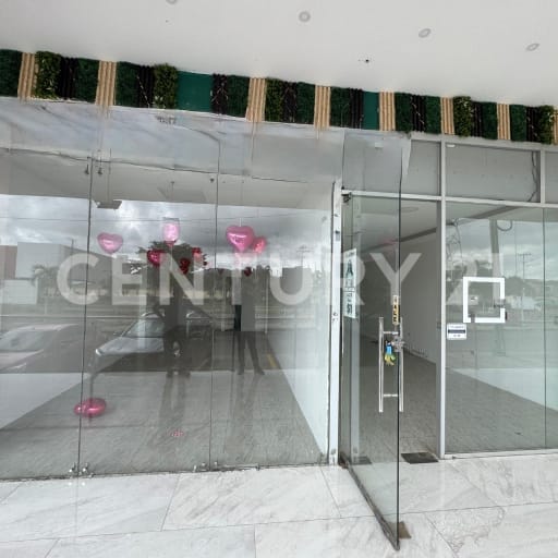 Local 36m² en plaza comercial con alto tráfico peatonal
