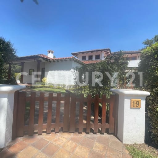 Casa campestre en Tumbaco 420m², 2 plantas y 6 estacionamientos