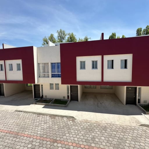 Casa en Venta Miranda - Conocoto, 2 plantas, terraza y estacionamiento cubierto