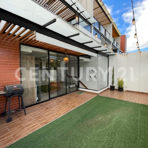 Duplex con patio privado y vista al Ilaló en Tumbaco