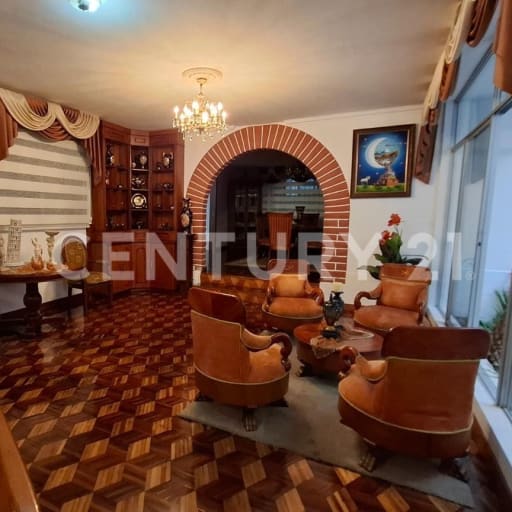 Casa en Conocoto con piscina cubierta y cascada natural