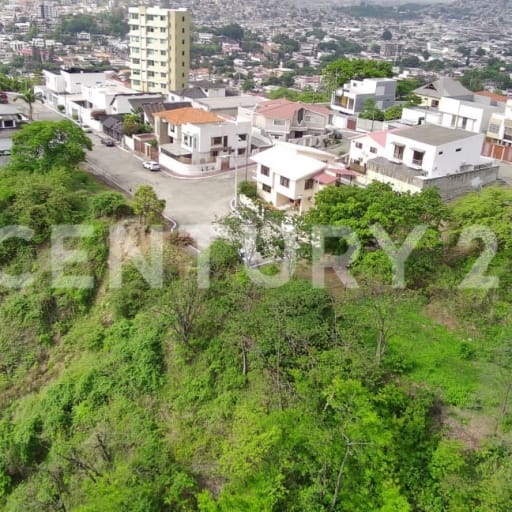 Terreno multifamiliar 1,700m² en Los Senderos, ideal para 12 deptos
