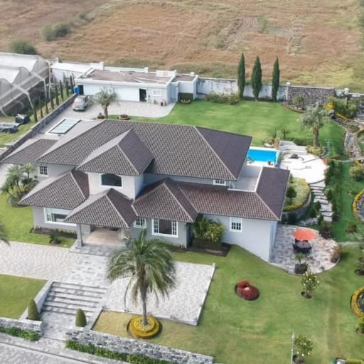 Venta Espectacular Casa con Piscina y amplias áreas verdes - En Puembo. SC