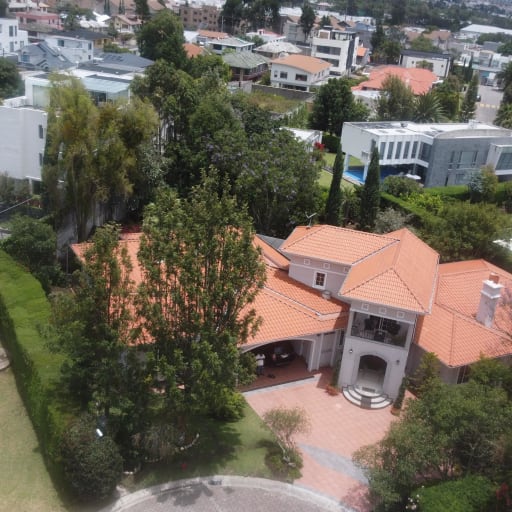 Casa de lujo en venta o renta en La Primavera, 1.600 m² de terreno, urbanización privada con seguridad 24/7 y áreas comunales completas