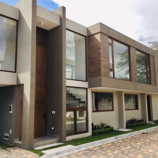 Venta casa grande 3 dormitorios Cumbayá Santa Inés, REMATE