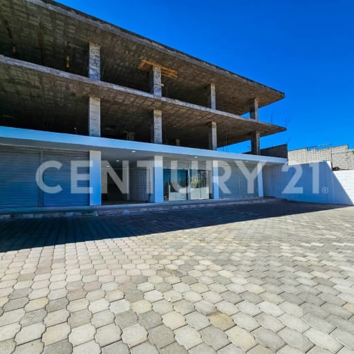 Local en renta de 170m² sobre vía principal, parqueaderos