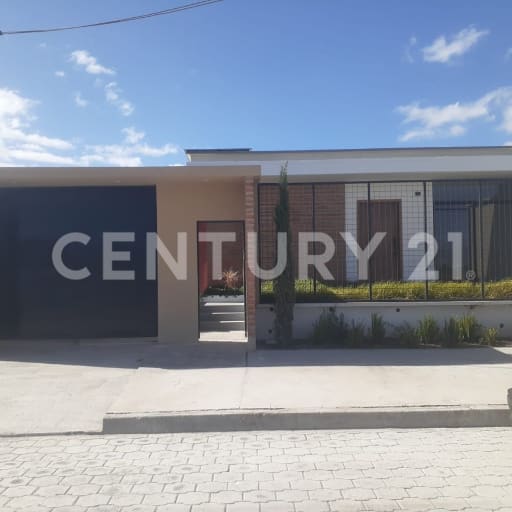 Casa moderna en Quito norte, 3 dormitorios y 5 parqueaderos