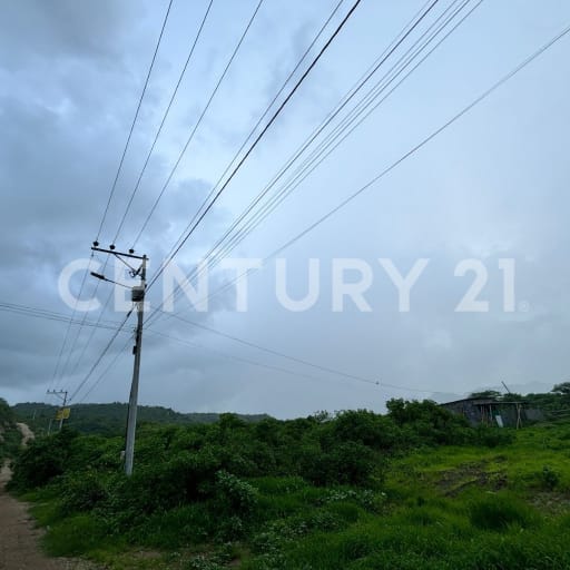 Terreno esquinero 2,074m² en Puerto López