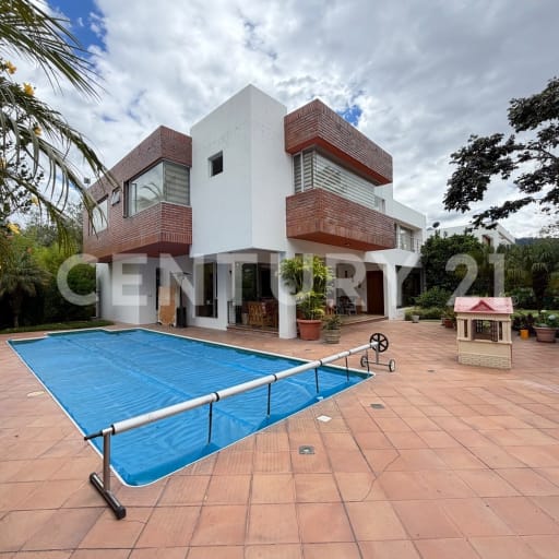 Casa en Cumbayá con piscina y jardines en urbanización exclusiva