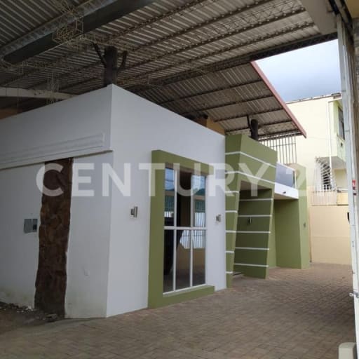 Amplia casa con terraza y patio ideal para vivienda o negocio