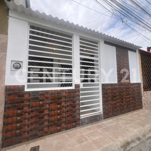Casa remodelada en calle privada cerca de Mall del Norte