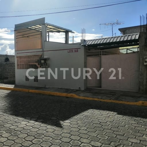 Casa en venta en Calderón con 3 deptos. independientes y jardín