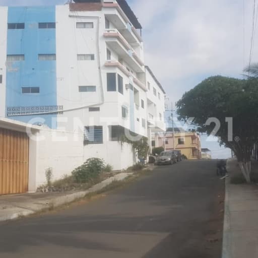 Terreno esquinero 1225m² en Tarqui con vista al mar y servicios