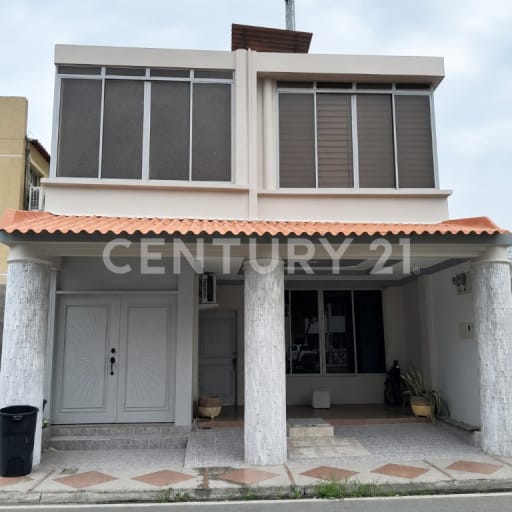 Casa con dos departamentos independientes en Urb. Cataluña