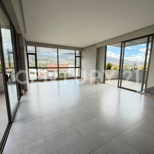Depto. 3 dormitorios en Cumbayá con vista y amenities