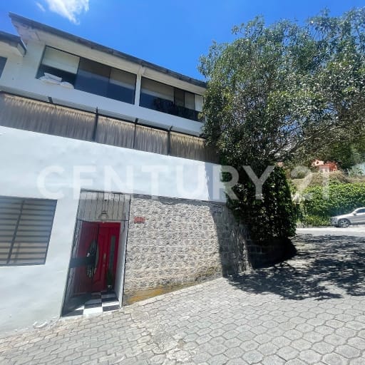 Casa esquinera remodelada en Guápulo con piscina y áreas verdes