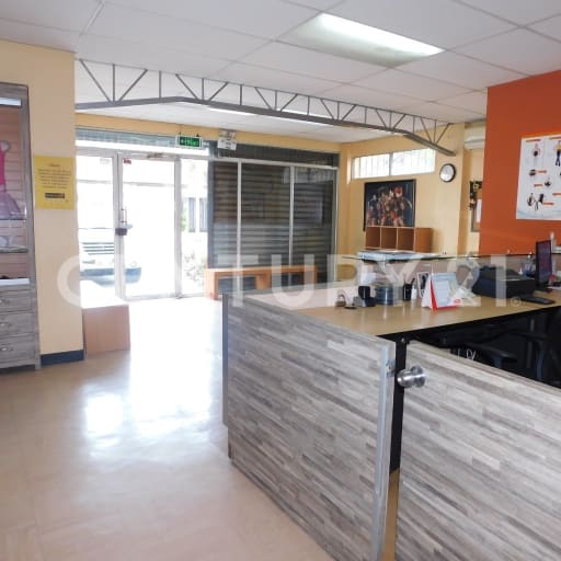 Local con mezzanine 299m², doble altura, $300.000