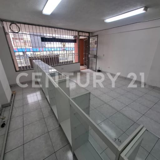 Local 69m² en Av. 10 de Agosto, ideal para consultorios o negocios